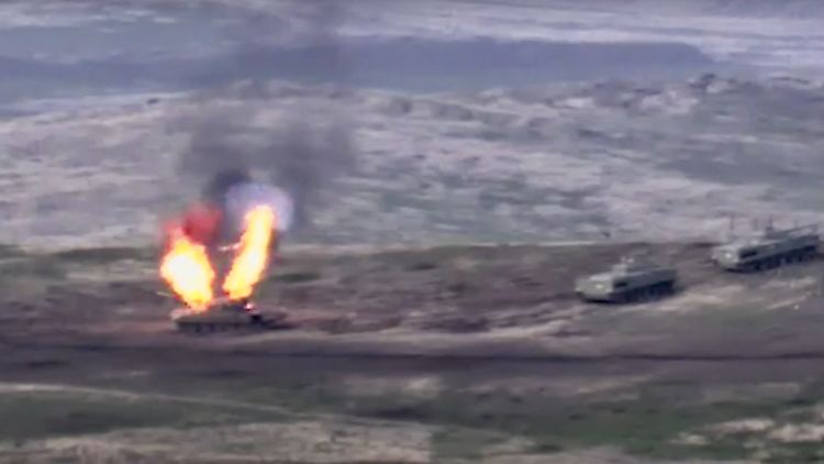 Standbilder aus dem vom armenischen Verteidigungsministerium veröffentlichten Filmmaterial sollen zeigen, wie ein  aserbaidschanischer Panzer zerstört wird.