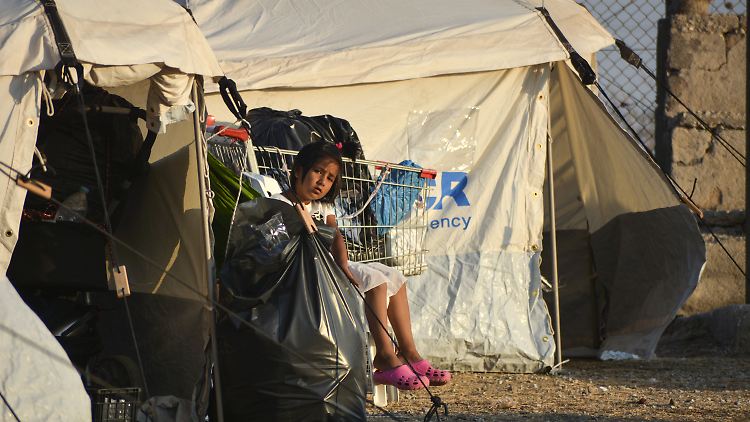 Viele Flüchtlinge leben nach dem Brand im neu errichteten temporären Flüchtlingslager in Kara Tepe.
