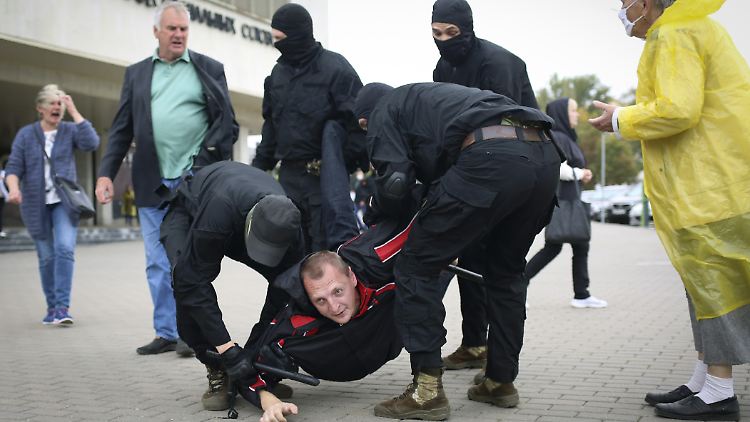 Noch bevor die Proteste starteten, gingen Uniformierte gegen Anwesende vor.