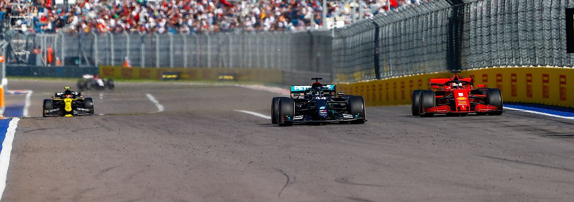 Hamilton fiel durch die Strafen so weit zurück, dass er den Ferrari von Sebastian Vettel überholen musste.