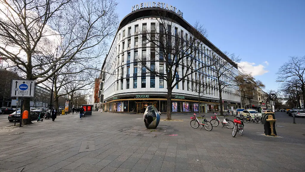 Der-Berliner-Schauspieler-und-Entertainer-Harald-Juhnke-soll-mit-einem-Platz-direkt-am-Kurfuerstendamm-gewuerdigt-werden