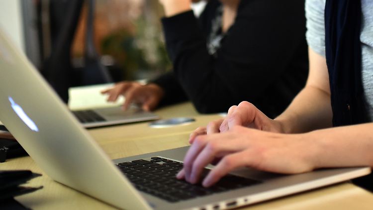Dienstleister planen, mehr Personal einzustellen - insbesondere die IT-Dienstleister.