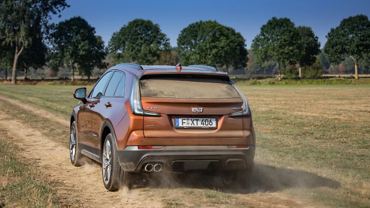 Während die jungen Designer die Seiten des Cadillac XT4 betont glatt gestaltet haben, sind im Heck einige Kanten zu erkennen.
