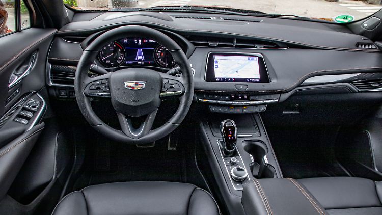 Der Arbeitsplatz des Fahrers ist im Cadillac XT4 eine gesunde Mischung aus analogen und digitalen Elementen.