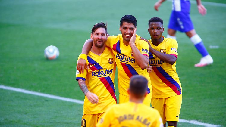 Luis Suarez und Lionel Messi: Aus den besten Freunden werden wenigstens in dieser Saison auf dem Rasen Konkurrenten. Das sorgt für Ärger - und Tränen.