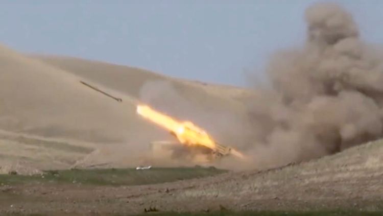 Dieses Bild hat das aserbaidschanische Verteidigungsministerium veröffentlicht: Es soll einen aserbaidschanischen Raketenwerfer an der Kontaktlinie der selbsternannten Republik Berg-Karabach zeigen.