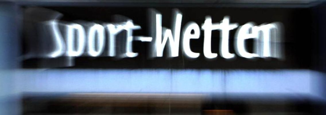 Ein Schild mit der Aufschrift "Spot-Wetten". Foto: picture alliance/dpa/Illustration