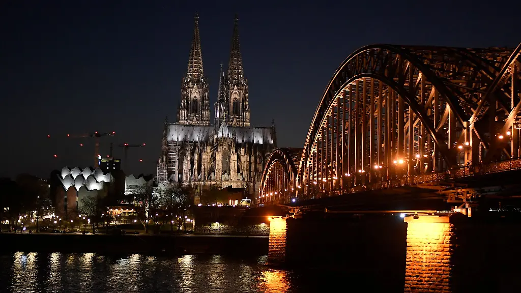 Der-praechtig-beleuchtete-Koelner-Dom-Einmal-im-Jahr-wird-das-Licht-als-Zeichen-fuer-den-Klimaschutz-fuer-eine-Stunde-ausgeschaltet