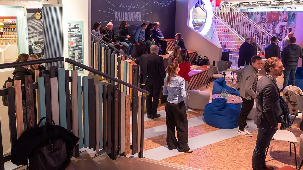 Nach-der-Schliessung-der-Hanauer-Kaufhof-Filiale-wird-aus-dem-umgebauten-Gebaeude-das-Freizeit-und-Einkaufszentrum-Stadthof-mit-einer-Mischung-aus-Laeden-Gastronomie-Freizeit-Kultur-und-Bildungseinrichtungen