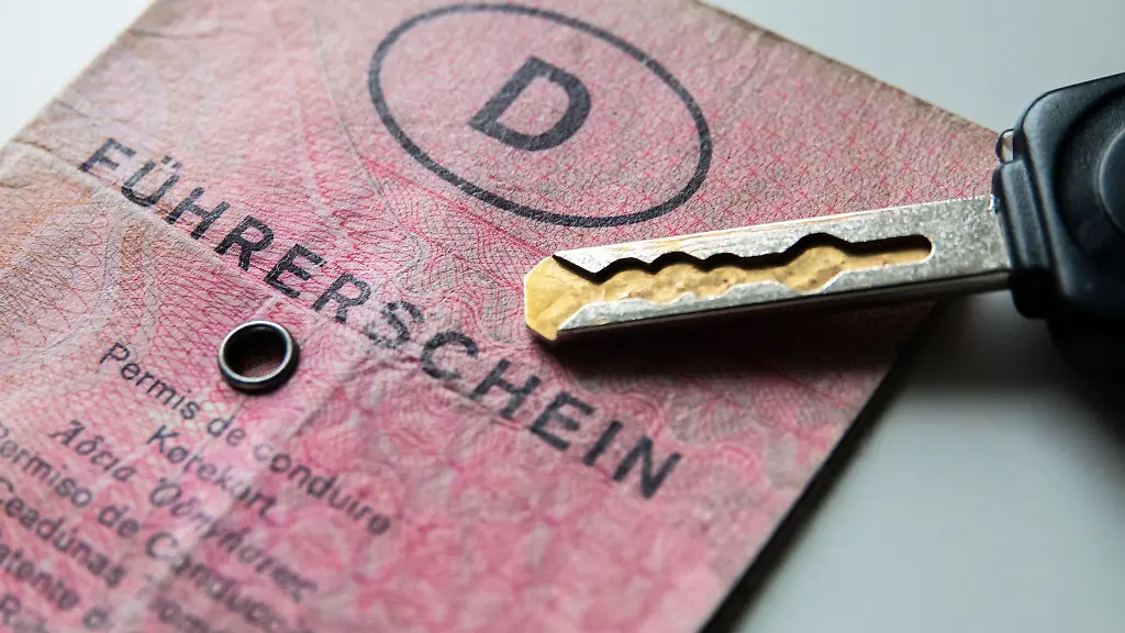 Der-rosa-Lappen-passte-laengst-nicht-in-jeden-Geldbeutel-Noch-laengst-nicht-alle-Papierfuehrerscheine-wurden-in-Thueringen-in-das-neue-Format-umgetauscht