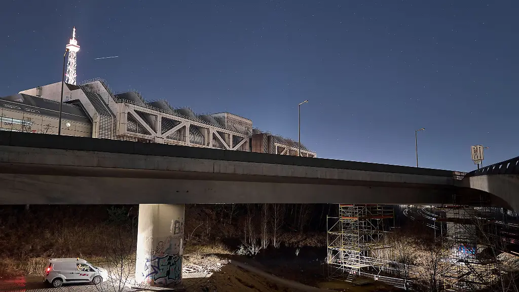 Ringbahnbruecke-der-A100-Richtung-Norden-nun-voll-gesperrt