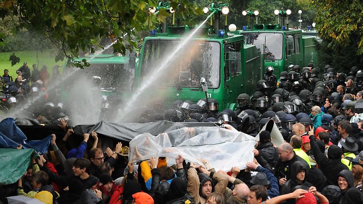 Ein Wasserwerfer spritzt im Stuttgarter Schlossgarten auf Demonstranten, die gegen die geplante Abholzung mehrerer Bäume im Park protestieren.