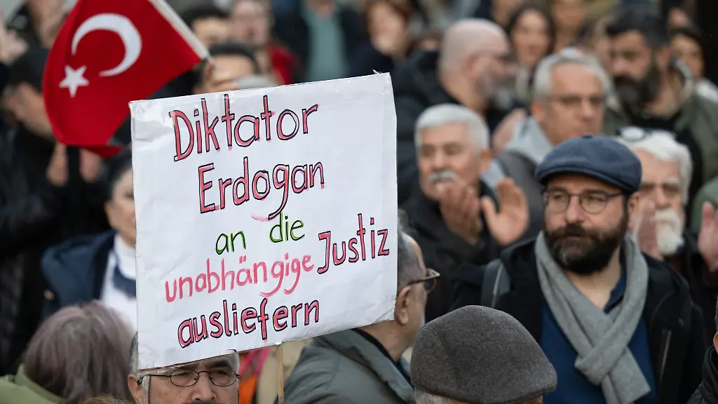 Teilnehmer-der-Demonstration-nannten-den-autoritaer-regierenden-tuerkischen-Praesidenten-Recep-Tayyip-Erdogan-auf-Plakaten-einen-Diktator
