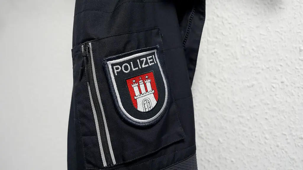 Die-Hamburger-AfD-Fraktion-kritisiert-die-Durchsuchungen-bei-neun-Polizeibeamten-wegen-rassistischer-Chats-als-unverhaeltnismaessig