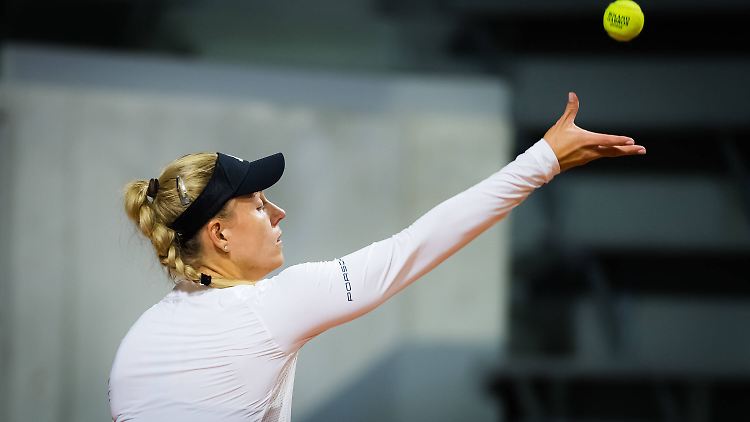 Augen zu und durch: Angelique Kerber konnte irgendwann selbst nicht mehr hinschauen, was sie in der ersten Runde der French Open auf den Platz brachte.