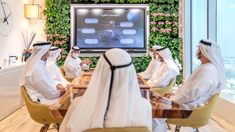 Scheich Mohammed bin Raschid Al Maktum informierte sich bei emiratischen Beamten über die mögliche Mondmission. 
