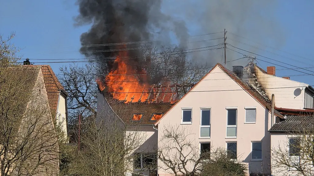 Flammen-schlagen-aus-einem-Dach-in-Nanzdietschweiler-Landkreis-Kusel