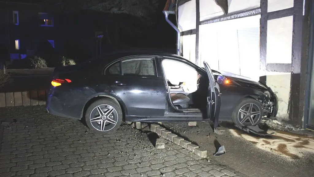 Ein-17-jaehriger-Autofahrer-ist-eine-Hauswand-gekracht