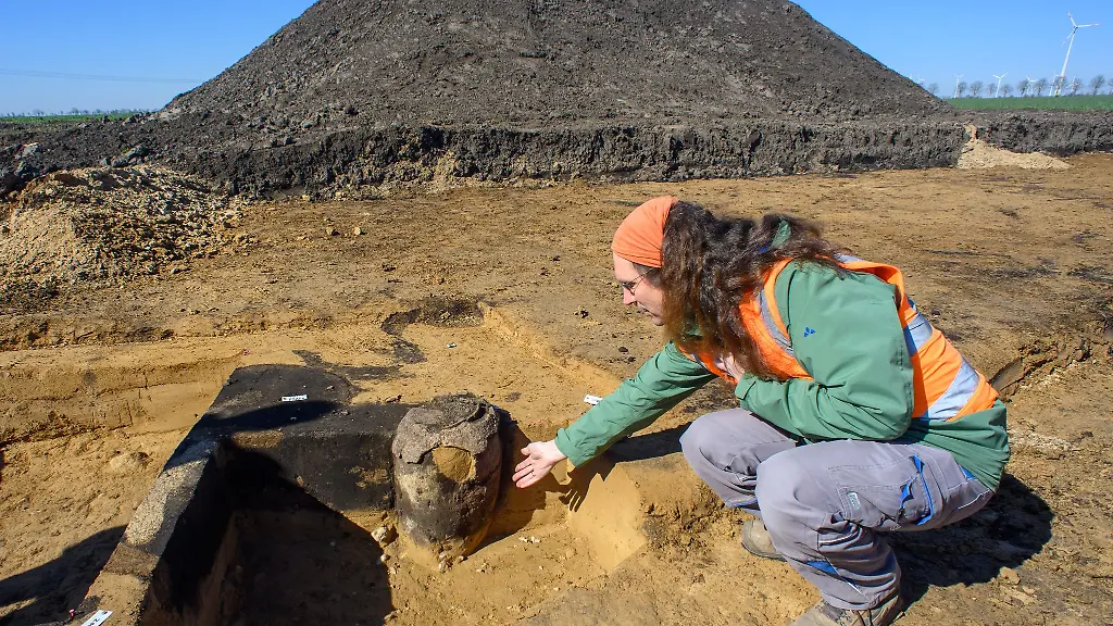 Im-bronzezeitlichen-Bestattungsfeld-ist-eine-Graburne-gefunden-worden