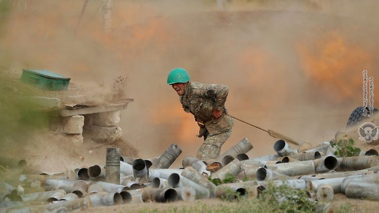 Auf einem Bild des armenischen Verteidigungsministeriums feuert ein Soldat in Berg-Karabach Artillerie ab.