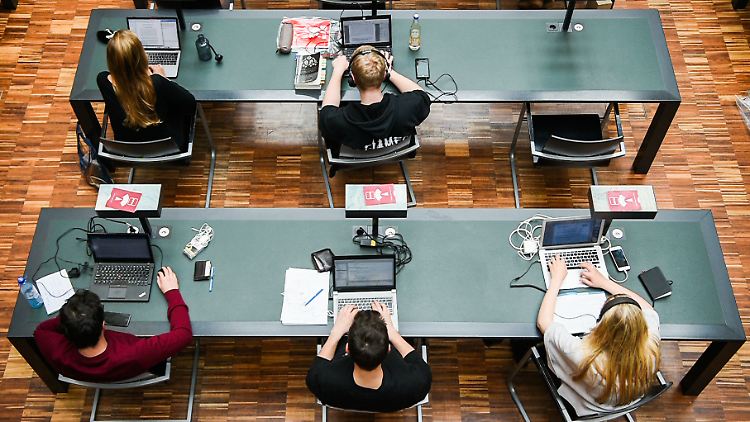 Ein Teil online, ein Teil in Präsenzveranstaltungen. Neudeutsch nennt man das "Blended Learning".