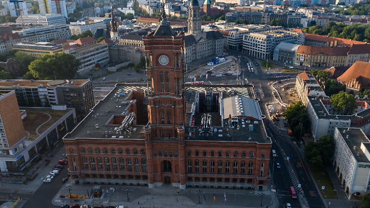 Der Berliner Senat beschloss eine Maskenpflicht für Büro- und Verwaltungsgebäude - und damit auch für das Rote Rathaus.
