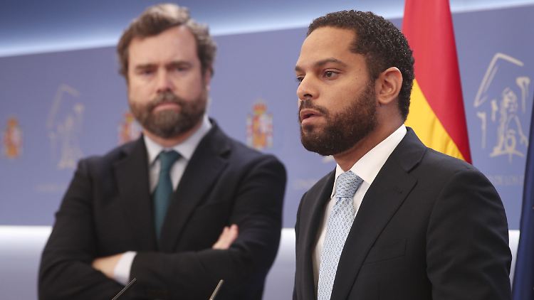 "Derzeit haben wir die schlechtestmögliche Regierung zum schlechtestmöglichen Zeitpunkt", sagte Partei-Sprecher Iván Espinosa de los Monteros (l).