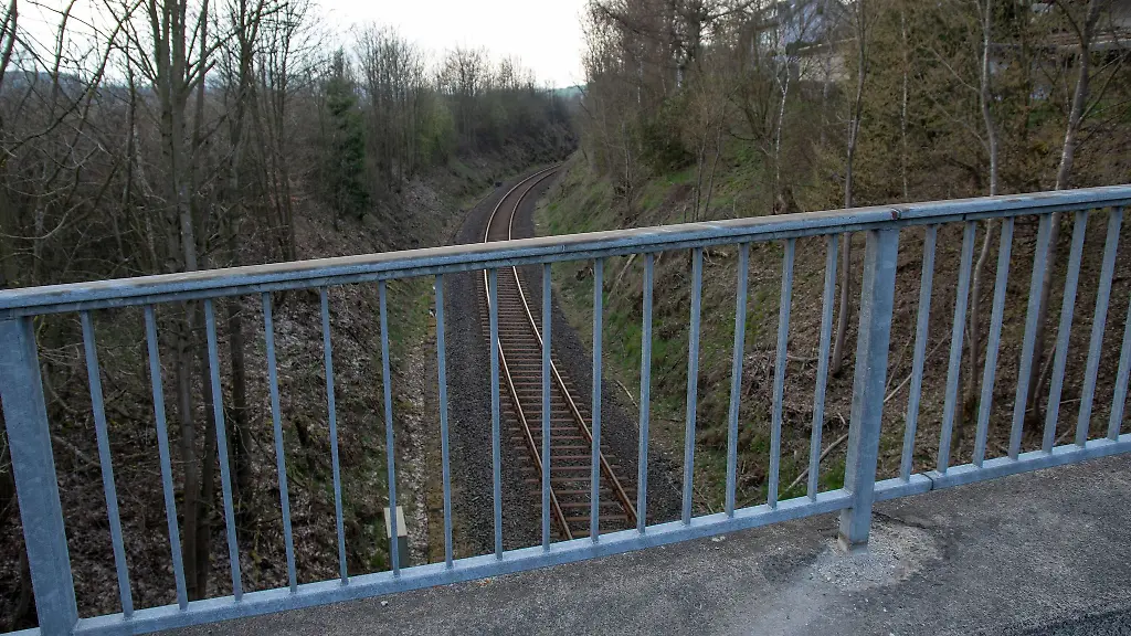 Ein-Unbekannter-hat-in-Geradeinen-vorbeifahrenden-Zug-von-einer-Bruecke-aus-beworfen