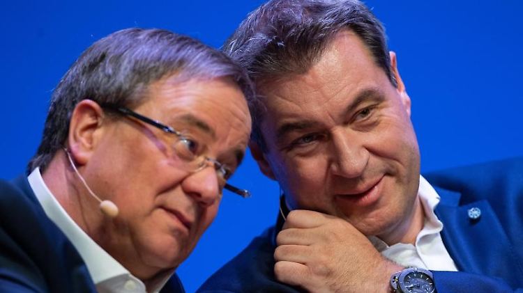 In der Kanzlerfrage liegt Bayerns Ministerpräsident Markus Söder (r.) aktuell vor NRWs Regierungschef Armin Laschet.