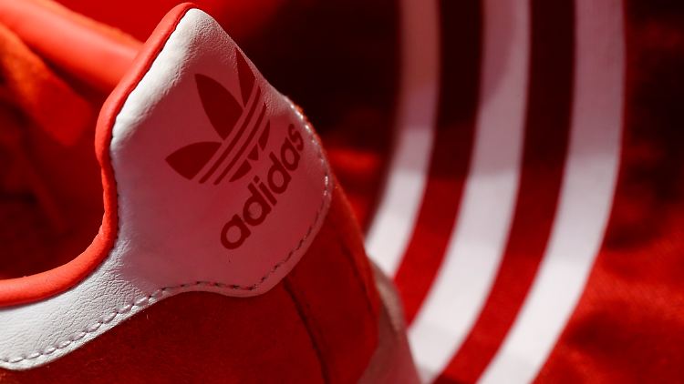 Die berühmten drei Streifen der Marke Adidas erinnern derzeit vor allem an Bremsstreifen, wenn man an die Gewinnerwartung denkt.