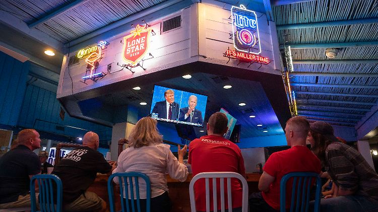 In Texas schauen sich Trump-Anhänger in einem Restaurant die TV-Debatte an.