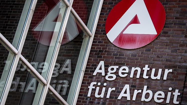 Die Zahl der Arbeitslosen lag um 613.000 höher als vor einem Jahr. 