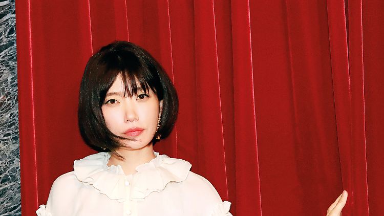 Auf die Lobhudelei des japanischen Literaturstars Haruki Murakami reagierte Mieko Kawakami mit der Gegenfrage, warum es in seinen Bücher soviele weibliche Charaktere gäbe, die nur eine sexuelle Funktion hätten?