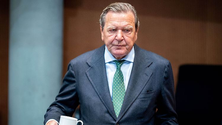 Die Kritik in Deutschland an seiner Tätigkeit für russische Energiekonzerne bezeichnete Schröder als "Geschwätz".