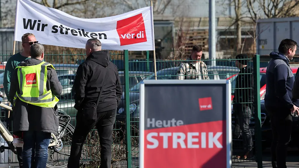 Warnstreikposten-in-Rostock