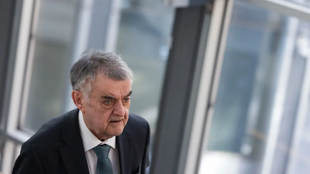 Der-Rechtsextremismus-geht-heute-strategischer-vor-sagte-Herbert-Reul-CDU