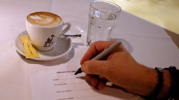 Das Ausfüllen eines Kontaktzettels zur Nachverfolgung etwaiger Corona-Verdachtsfälle gehört eigentlich zum Standard in deutschen Restaurants. Doch nicht alle nehmen das ernst.