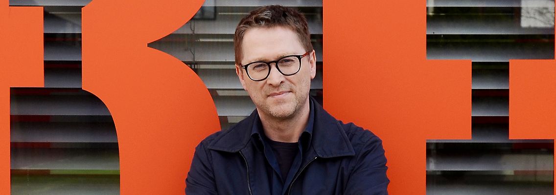 Das Leben definiert die Rollen ständig neu, es wäre langweilig, alles zu planen. Das weiß Jan Weiler.