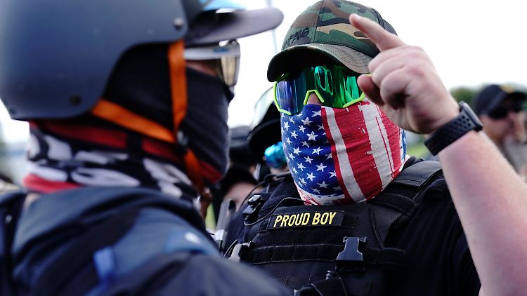 Bei Kundgebungen treten die "Proud Boys" immer offener und aggressiver auf. 