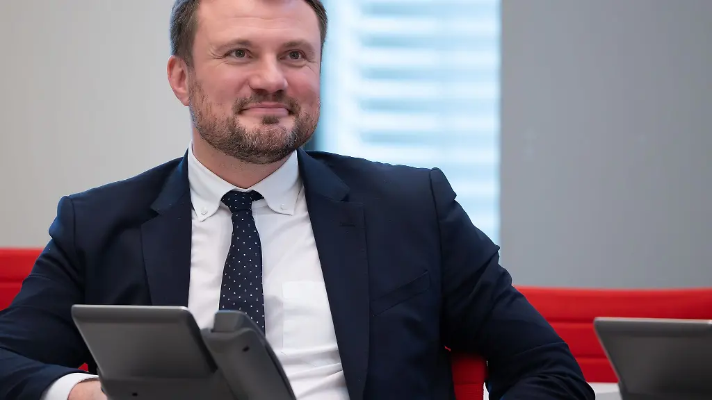 Brandenburgs-Wirtschaftsminister-Daniel-Keller-SPD-sieht-vor-allem-beim-Bund-die-Moeglichkeit-fuer-eine-Unterstuetzung-der-Industrie-in-der-Krise-Archivbild