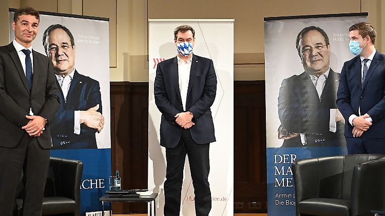 Markus Söder mit den Autoren der Laschet-Biografie Tobias Blasius (li.) und Moritz Küpper (re.).