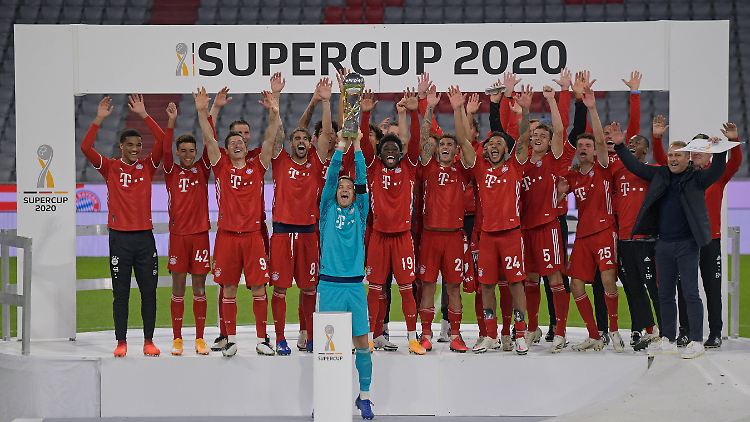 So sehen Quintuple-Sieger aus: Bayern München gewinnt den Supercup gegen Borussia Dortmund.