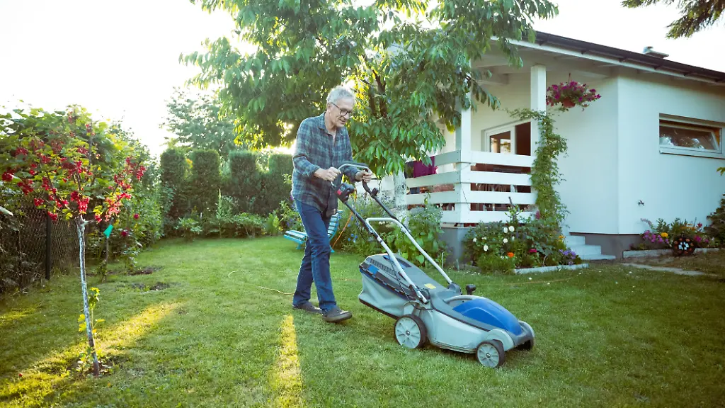 Das-Rasenmaehen-am-Sonntag-ist-nur-unter-bestimmten-Voraussetzungen-erlaubt