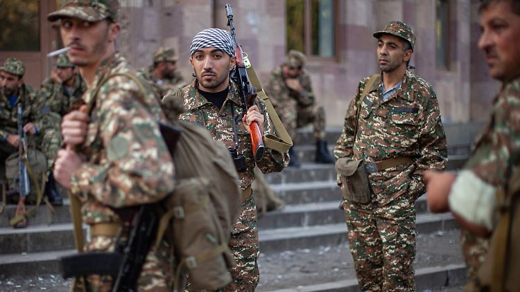 Armenien rekrutiert Freiwillige für die Kämpfe um Berg-Karabach. Beide Konfliktparteien werfen sich vor, auch Söldner einzusetzen.