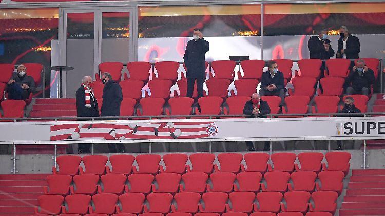 Vorbildlich viel Platz ließen sich die Bayern-Verantwortlichen beim Supercup.