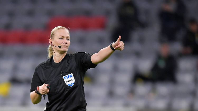Bibiana Steinhaus wird nicht mehr in der Bundesliga pfeifen.