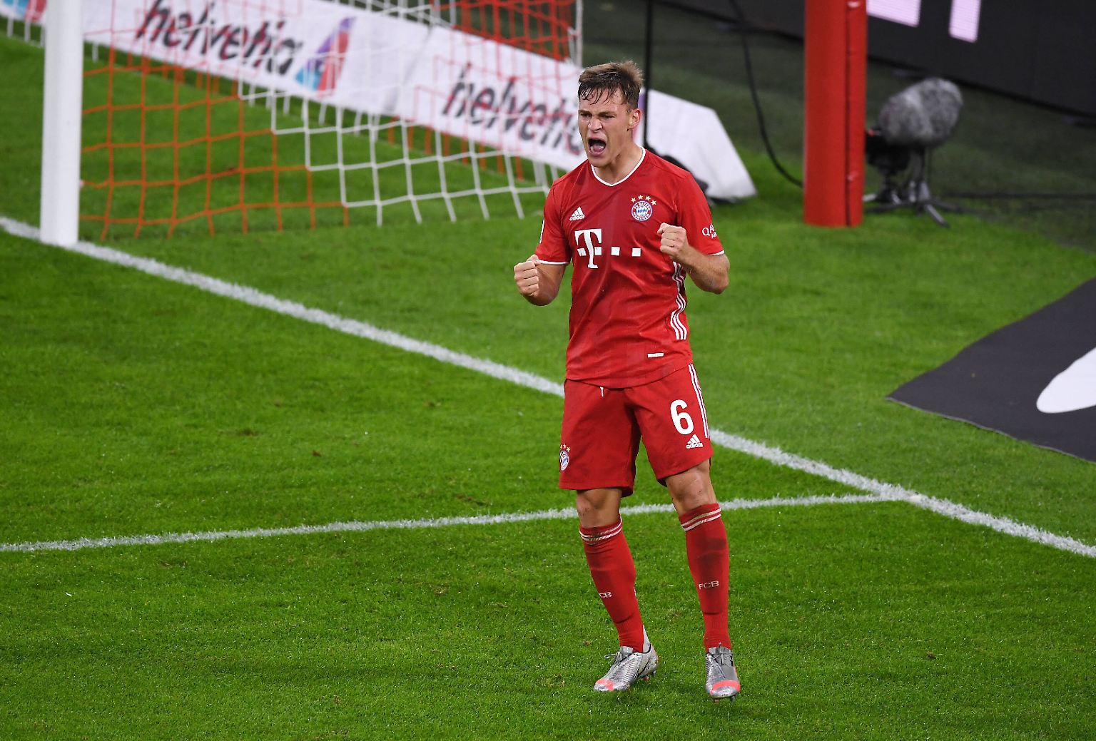 Man erkennt es nicht auf den ersten Blick, aber Joshua Kimmich hat für seinen FC Bayern gerade ... 