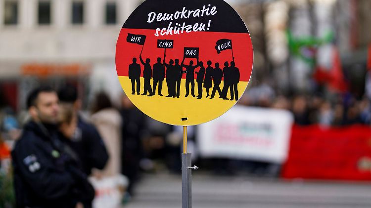Nicht nur bei der Polizei in Nordrhein-Westfalen, auch beim Verfassungschutz gibt es rechtsextreme Verdachtsfälle.