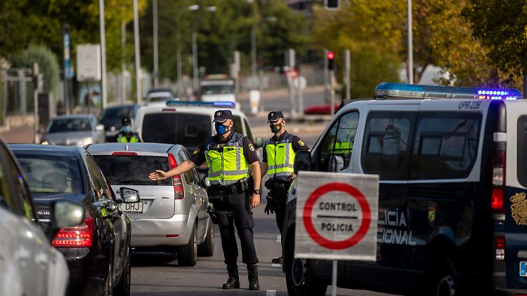Polizisten in Madrid regeln den Verkehr, nachdem Teile der Hauptstadt wegen hoher Corona-Zahlen abgeriegelt wurden. 