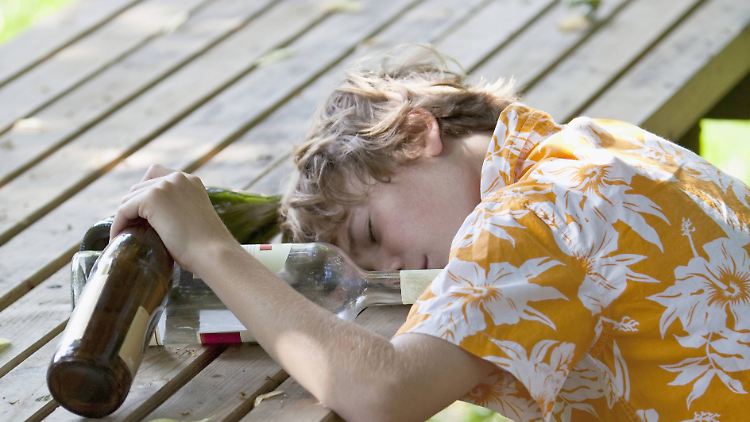 Früheren Studien zufolge bekommen Kinder den Alkohol von Freunden oder auch den Eltern.